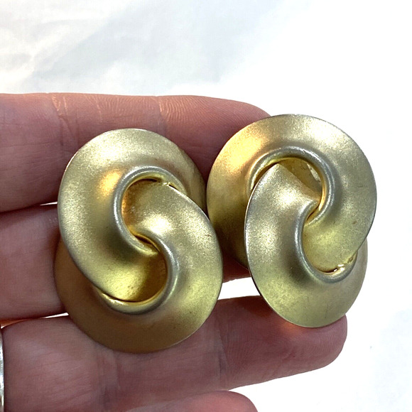 Vintage clip on earrings chunky retro brushed gold tone Boss Lady chic style - Picture 3 of 5